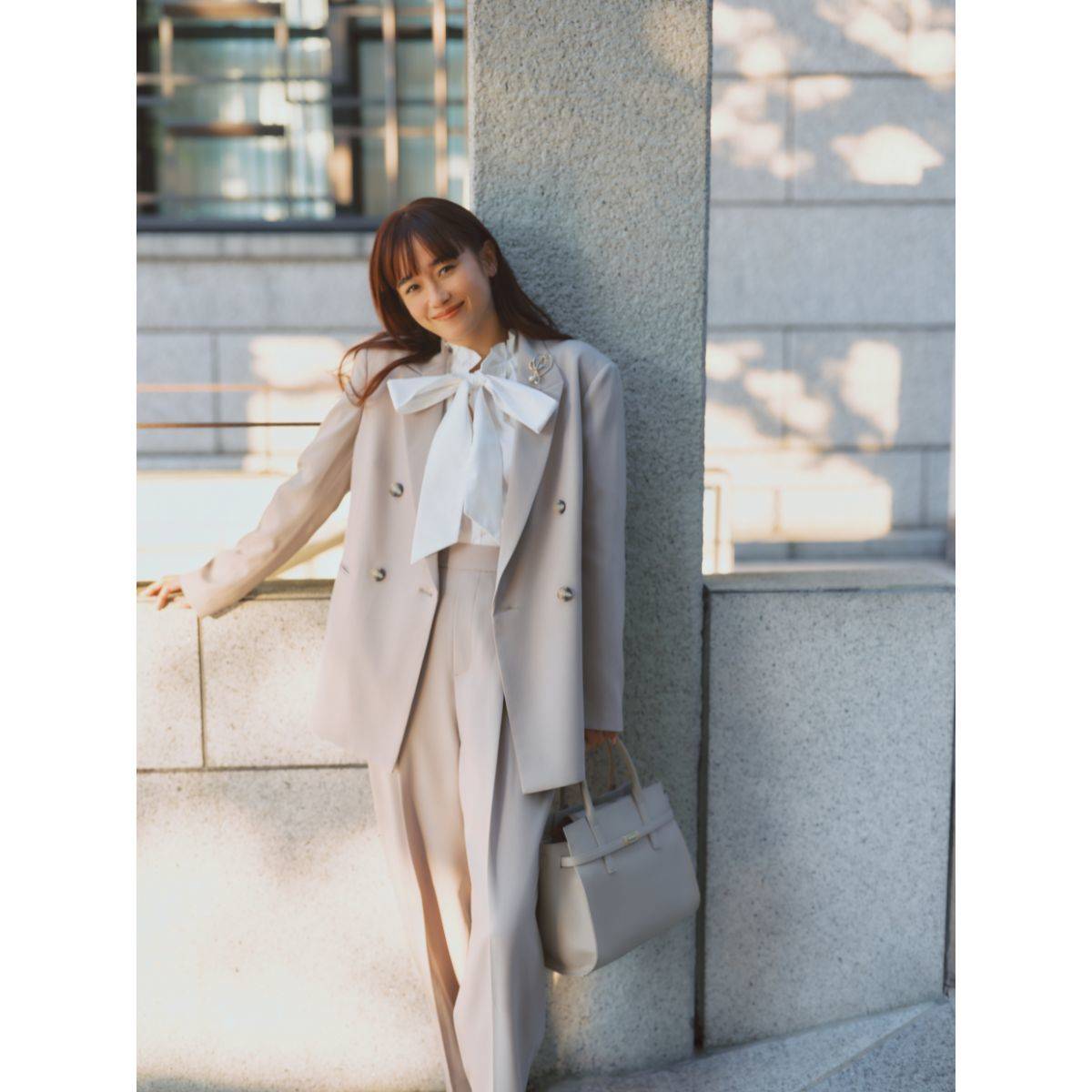 ビームス ハートのセットアップに女性らしい白ボウタイブラウスをプラス。入学式・卒業式に相応しい、クリーンなママ向けセレモニーフォーマルスタイル
