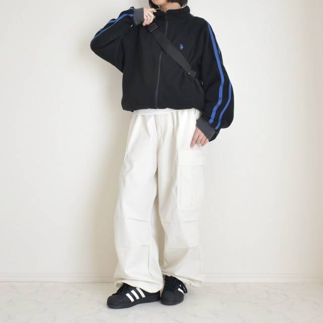 トラックジャケット×カーゴパンツ