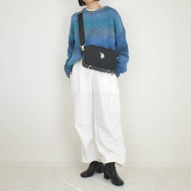 グラデーションニット×白パンツ
