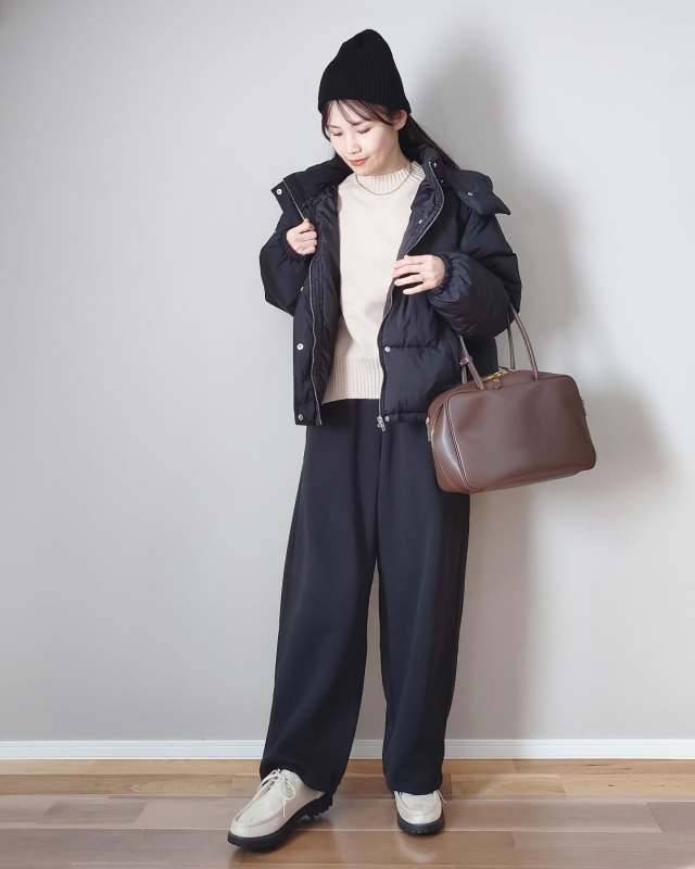 ブラックコーデ×ベージュニット