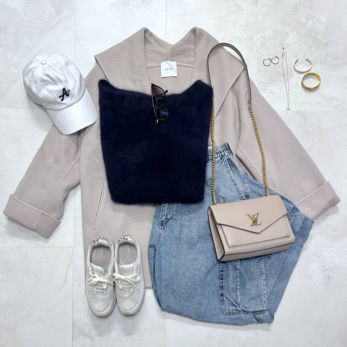 ネイビーのカシミヤニットデニムコーデ