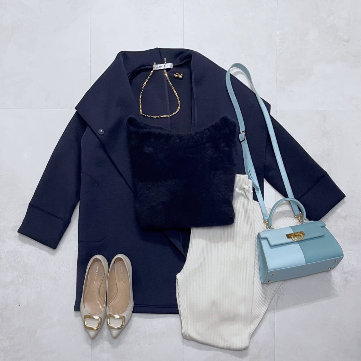 ネイビーのカシミヤニットコーデ