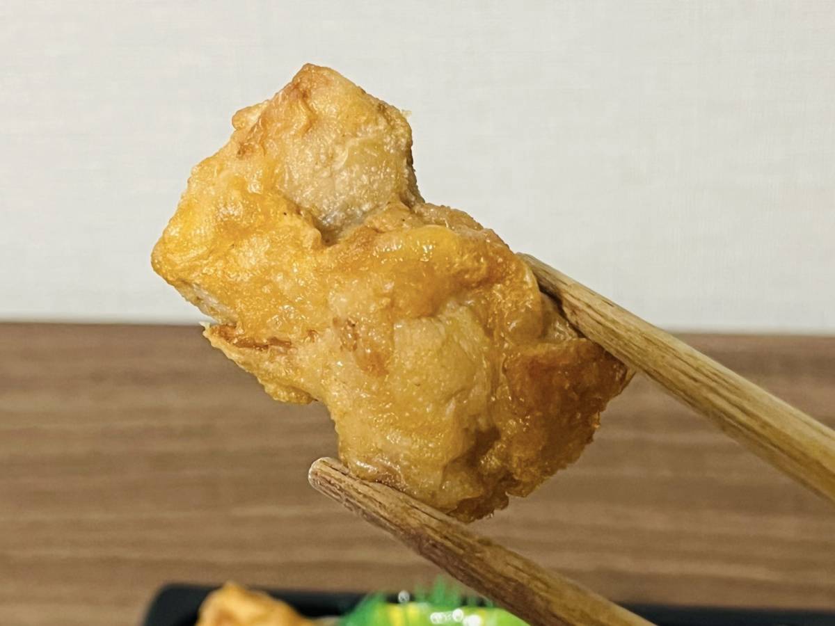 4個入った唐揚げがウマい……！