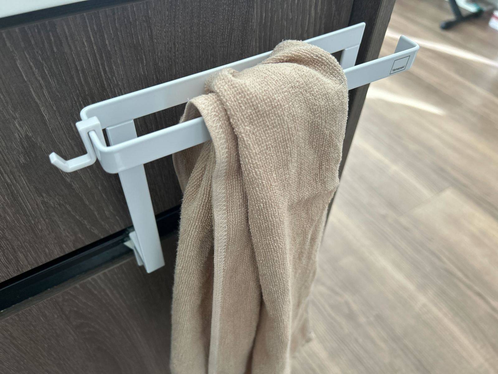 山崎実業 tower キッチンシンク下収納扉タオルハンガー