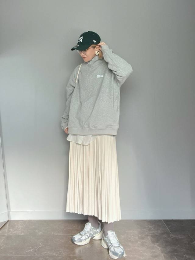 スウェット×スカートのMIXコーデ