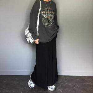 【2025年12月】こう着ればいいんだ……！垢抜ける黒スカートコーデ5選