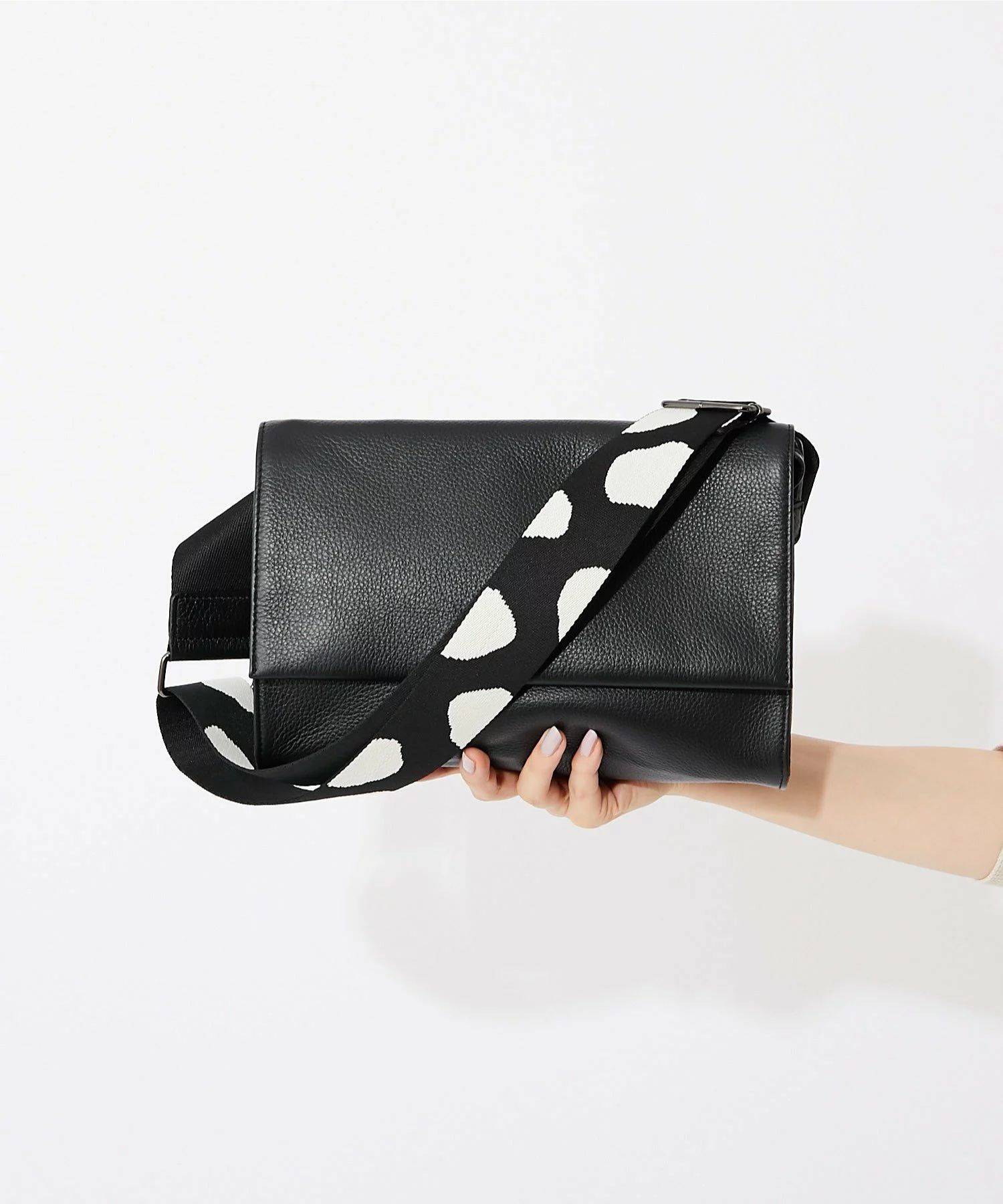 ear PAPILLONNER 柄ワイドテープショルダーバッグ