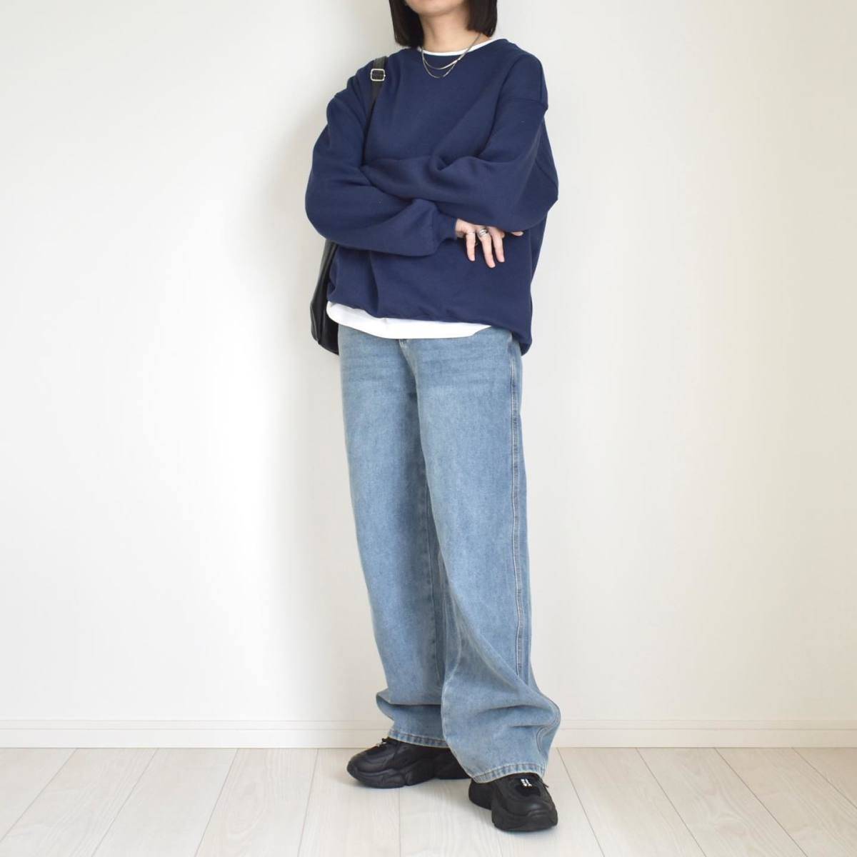 ネイビースウェット×白インナーの重ね着