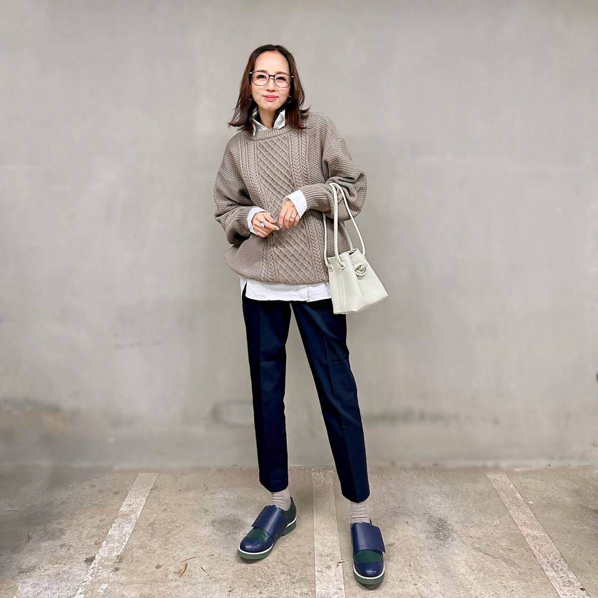 シャツ×ニットの重ね着が◎