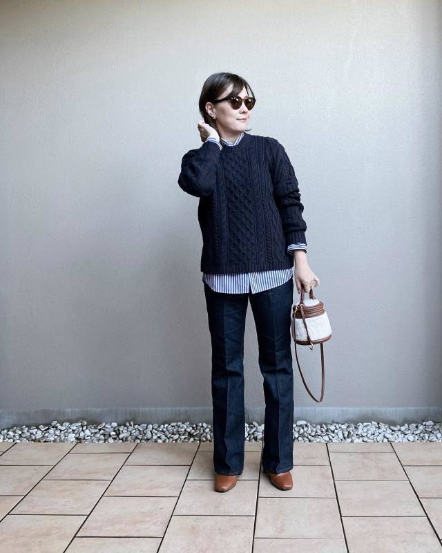 ストライプ柄のシャツ×ケーブル編みニット