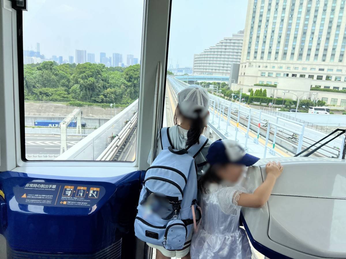 ゆりかもめに乗っている子どもたち