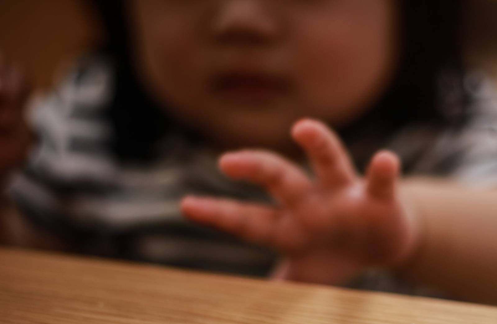 誤飲してしまいそうな赤ちゃん