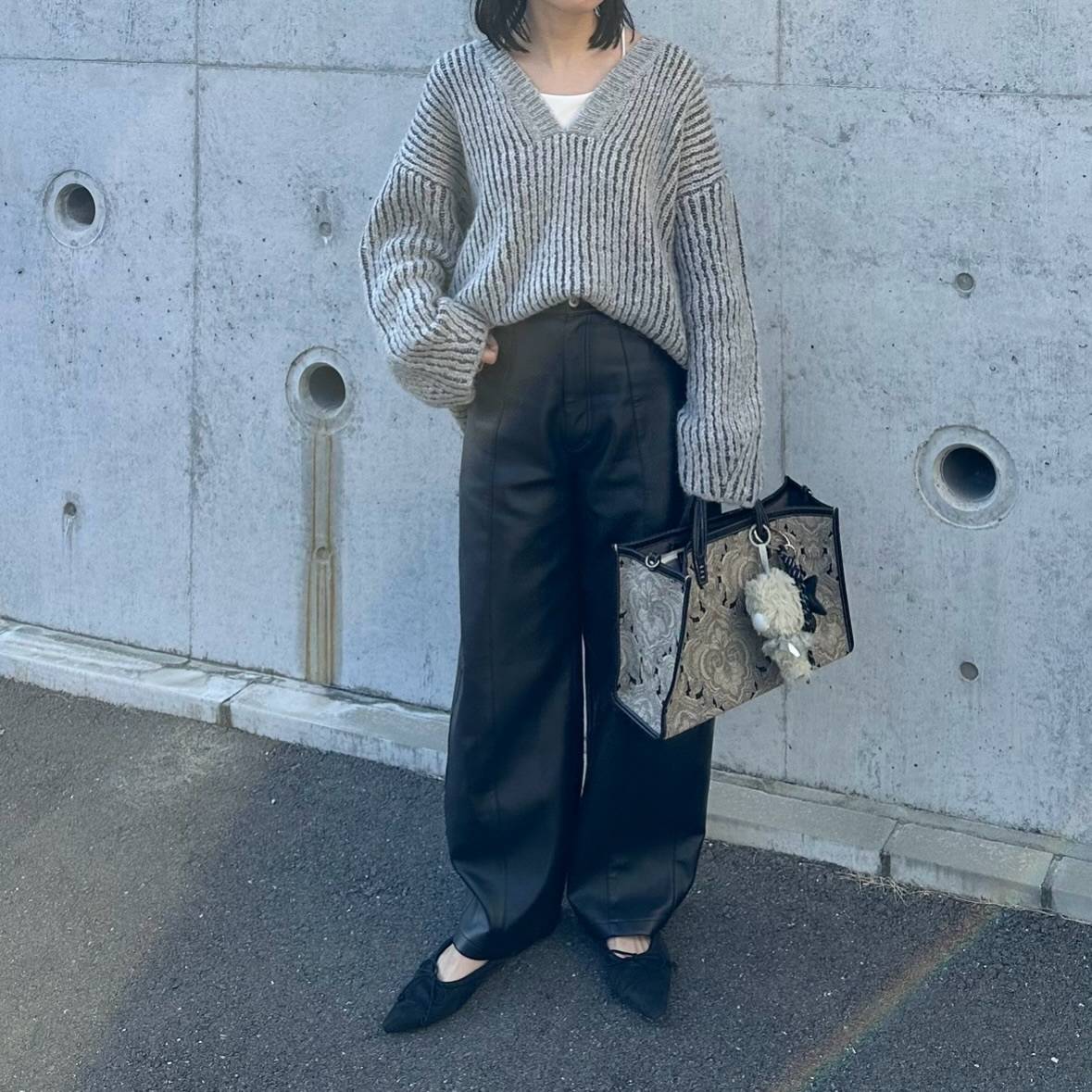 深めのVネックを選ぶと◎