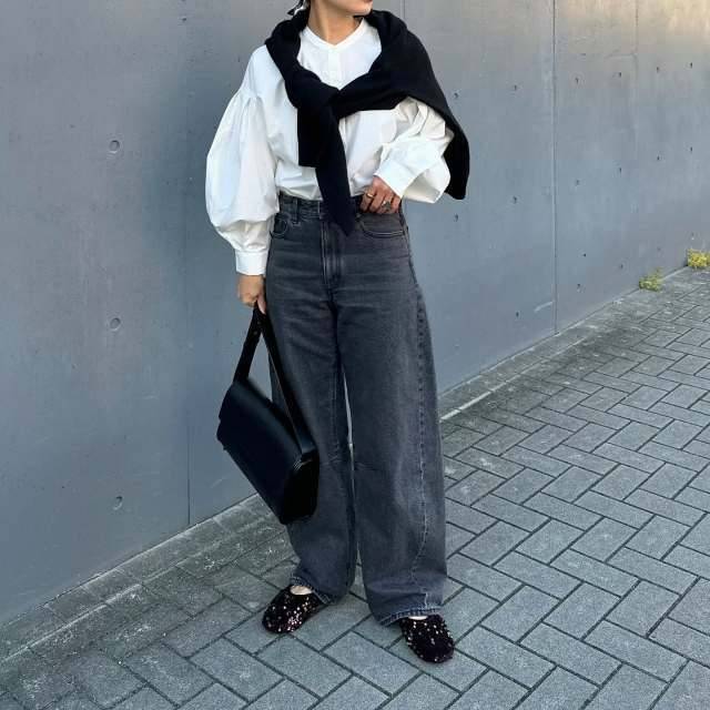 白シャツの上に黒カーディガンを肩掛け！