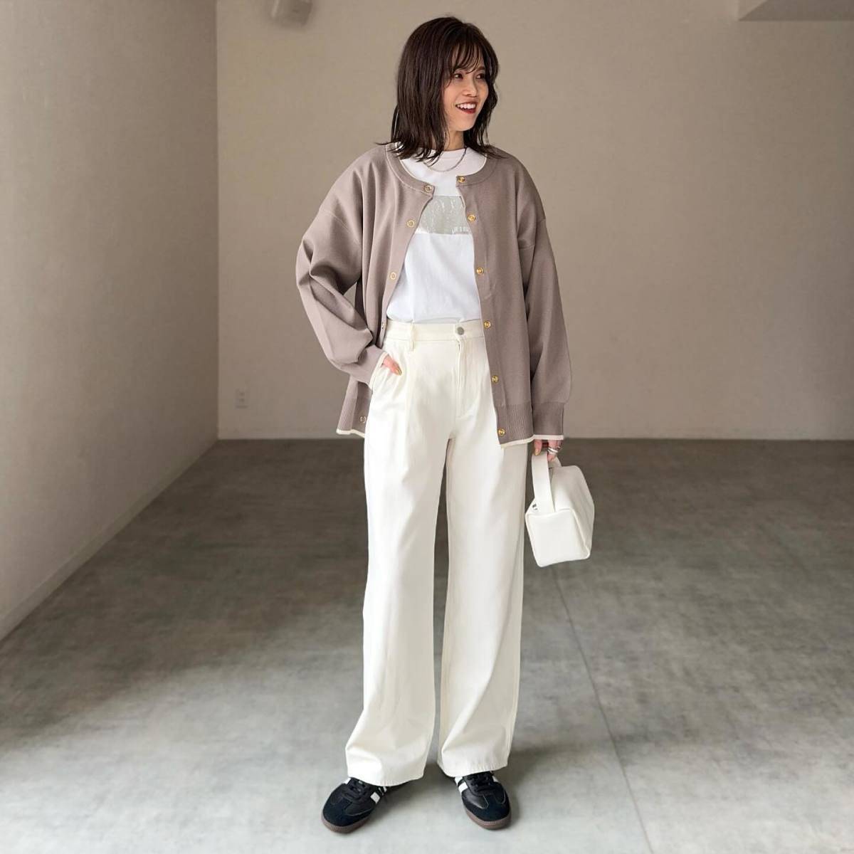 ホワイトコーデ×モカカラーカーディガン