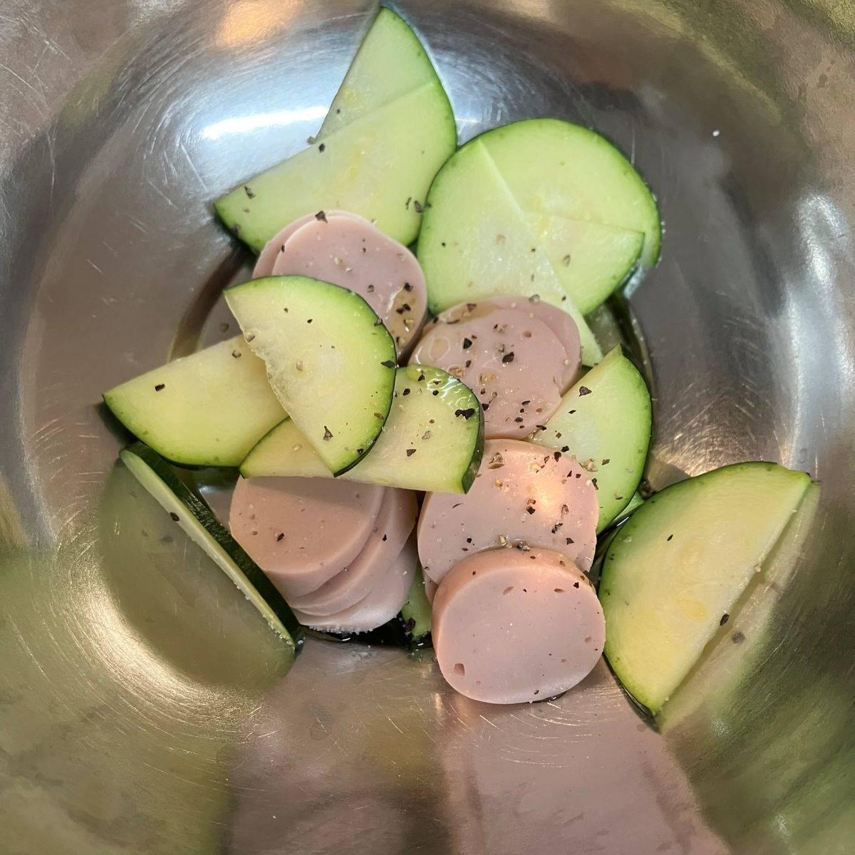 ニッスイ公式の「おさかなのソーセージのガーリックチーズトースト」のレシピ