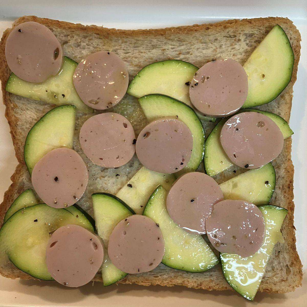 ニッスイ公式の「おさかなのソーセージのガーリックチーズトースト」のレシピ