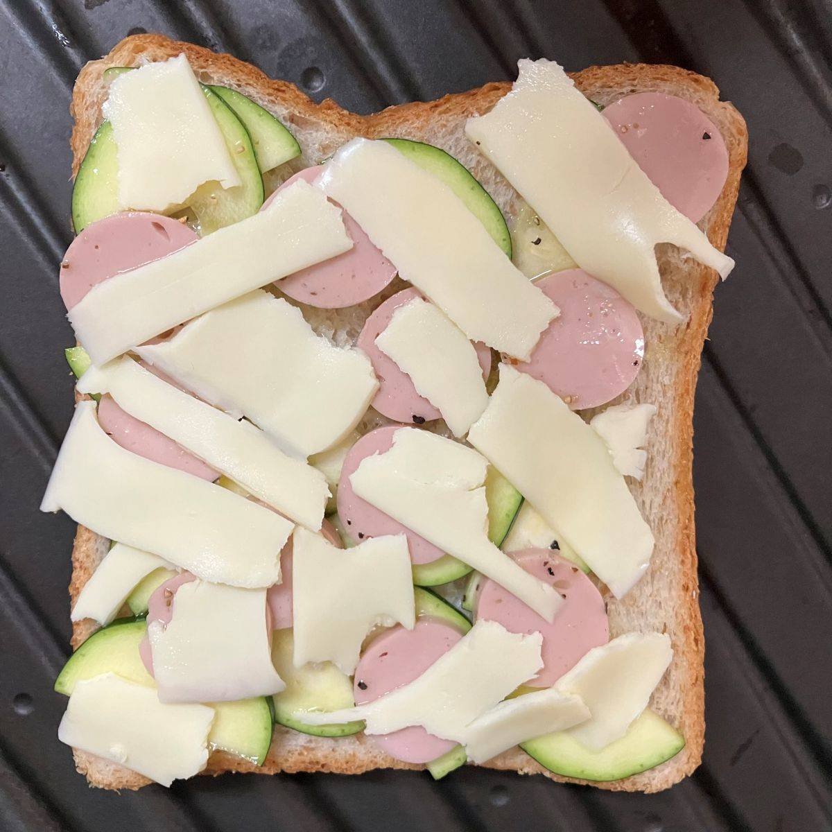 ニッスイ公式の「おさかなのソーセージのガーリックチーズトースト」のレシピ