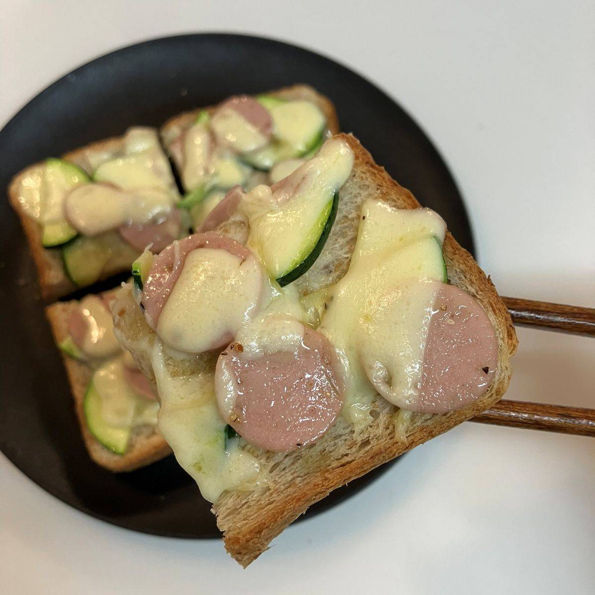 ニッスイ公式の「おさかなのソーセージのガーリックチーズトースト」のレシピ