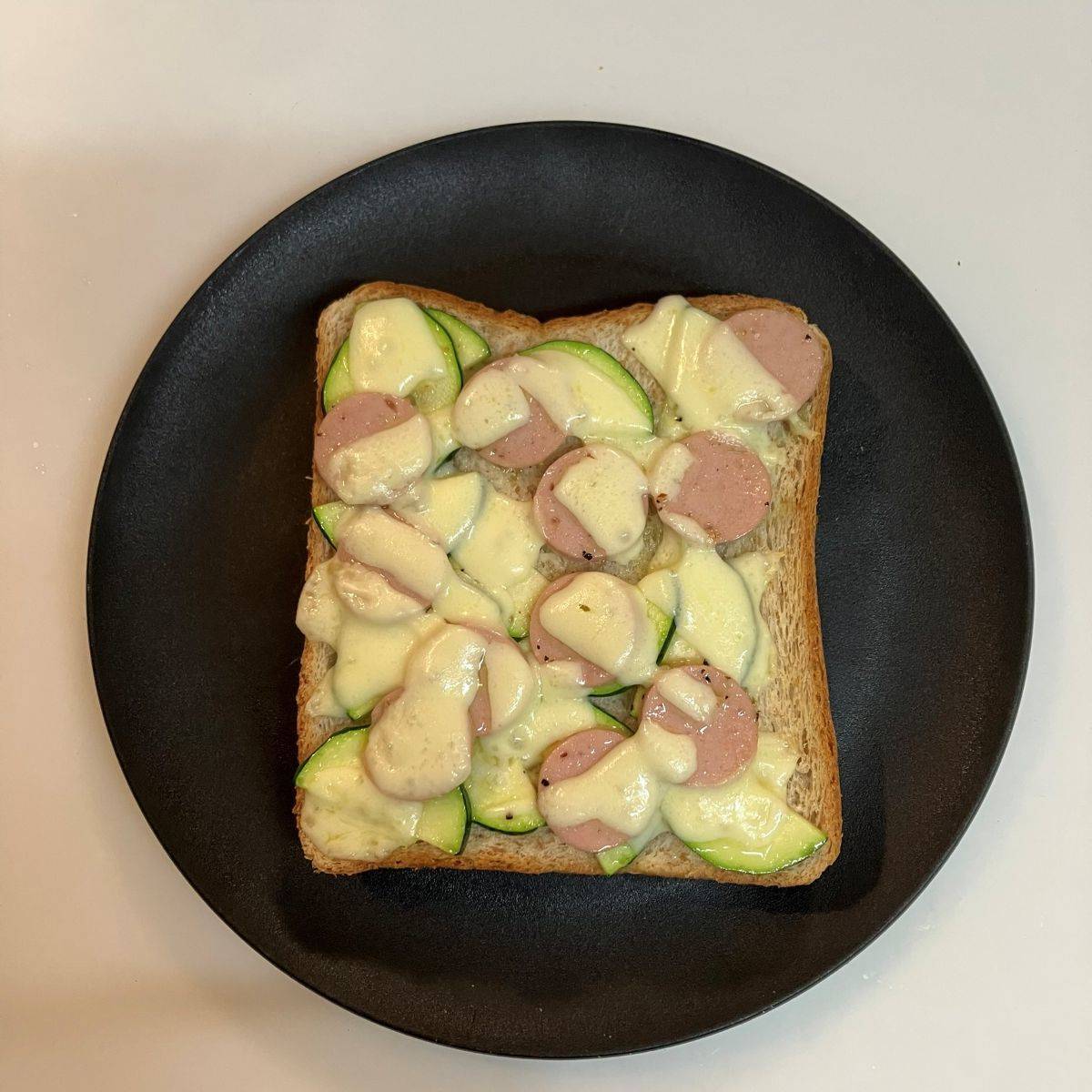 ニッスイ公式の「おさかなのソーセージのガーリックチーズトースト」のレシピ