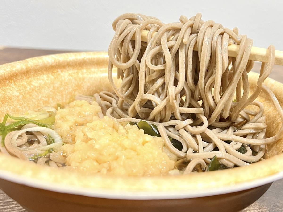 濃いめのつゆが麺としっかり絡む……！