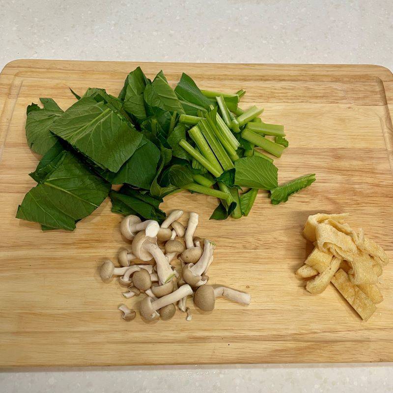 ヤマキ公式の「レンジで作る小松菜と油揚げの煮浸し」のレシピ