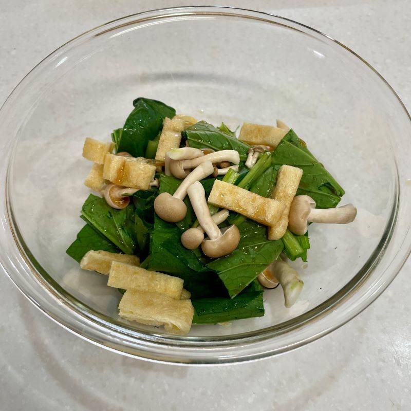 ヤマキ公式の「レンジで作る小松菜と油揚げの煮浸し」のレシピ