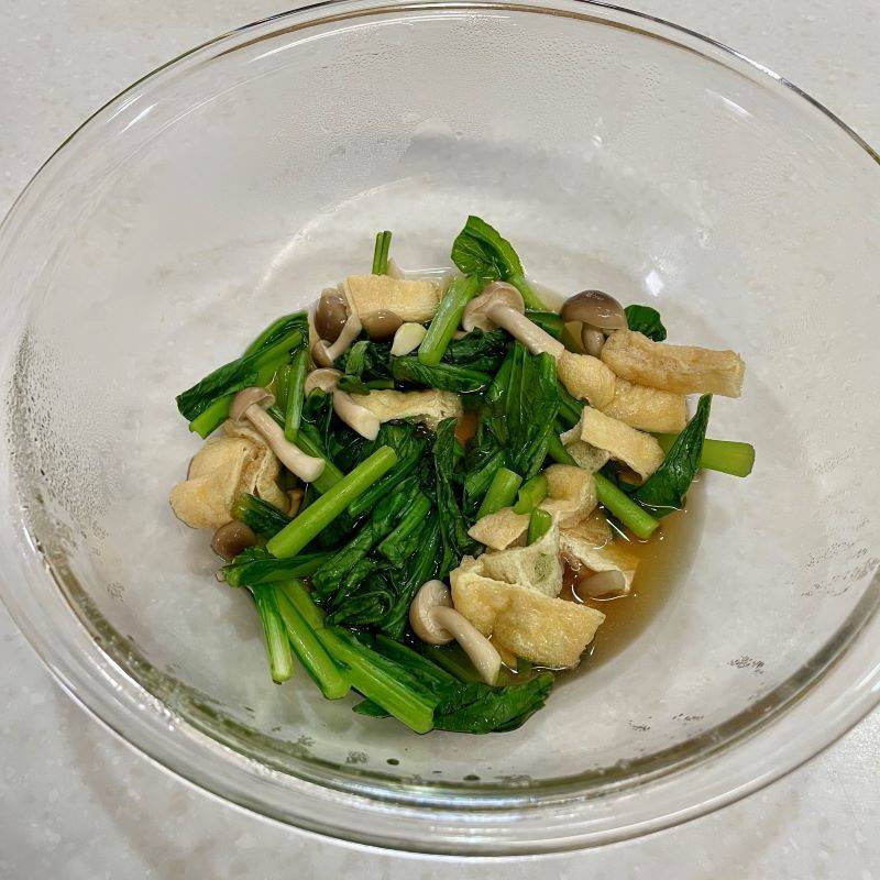 ヤマキ公式の「レンジで作る小松菜と油揚げの煮浸し」のレシピ