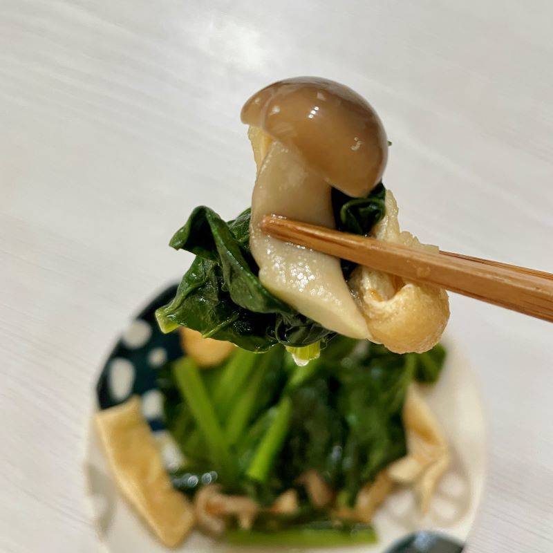 ヤマキ公式の「レンジで作る小松菜と油揚げの煮浸し」のレシピ