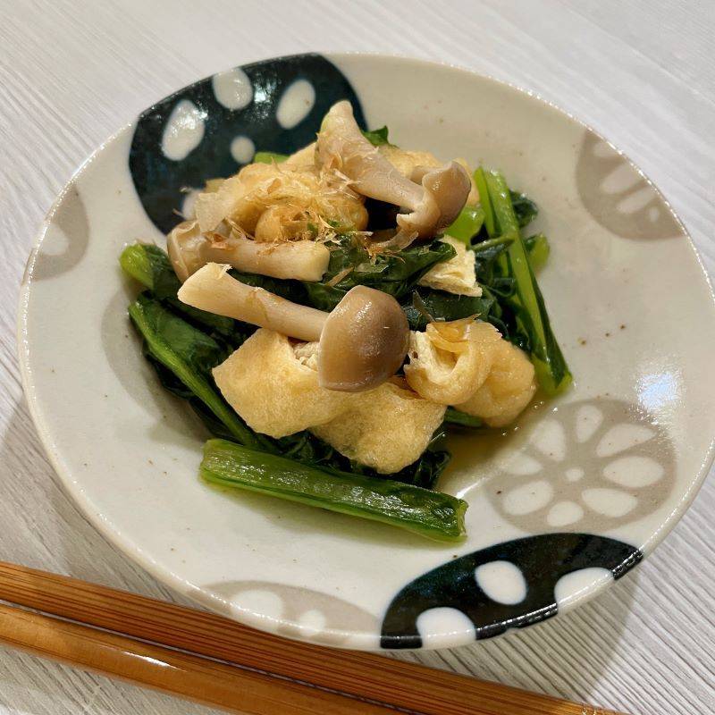 ヤマキ公式の「レンジで作る小松菜と油揚げの煮浸し」のレシピ