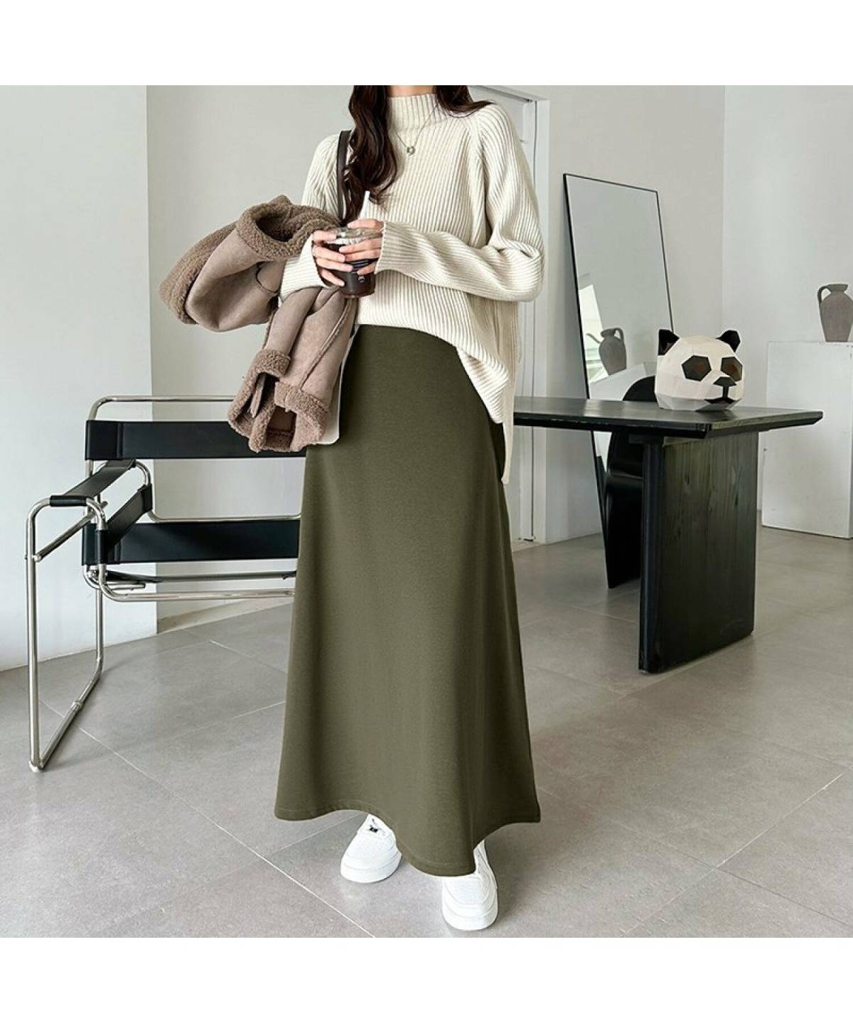 秋冬のカーキスカートコーデ
