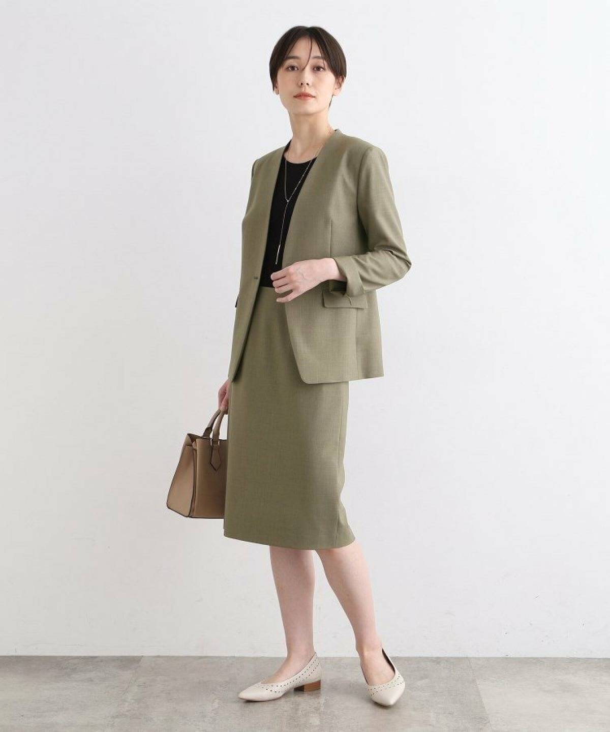 秋冬のカーキスカートコーデ