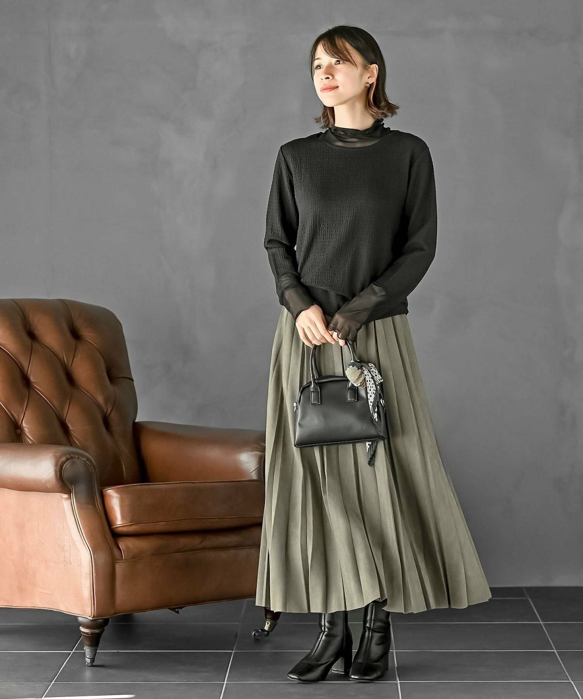 秋冬のカーキスカートコーデ