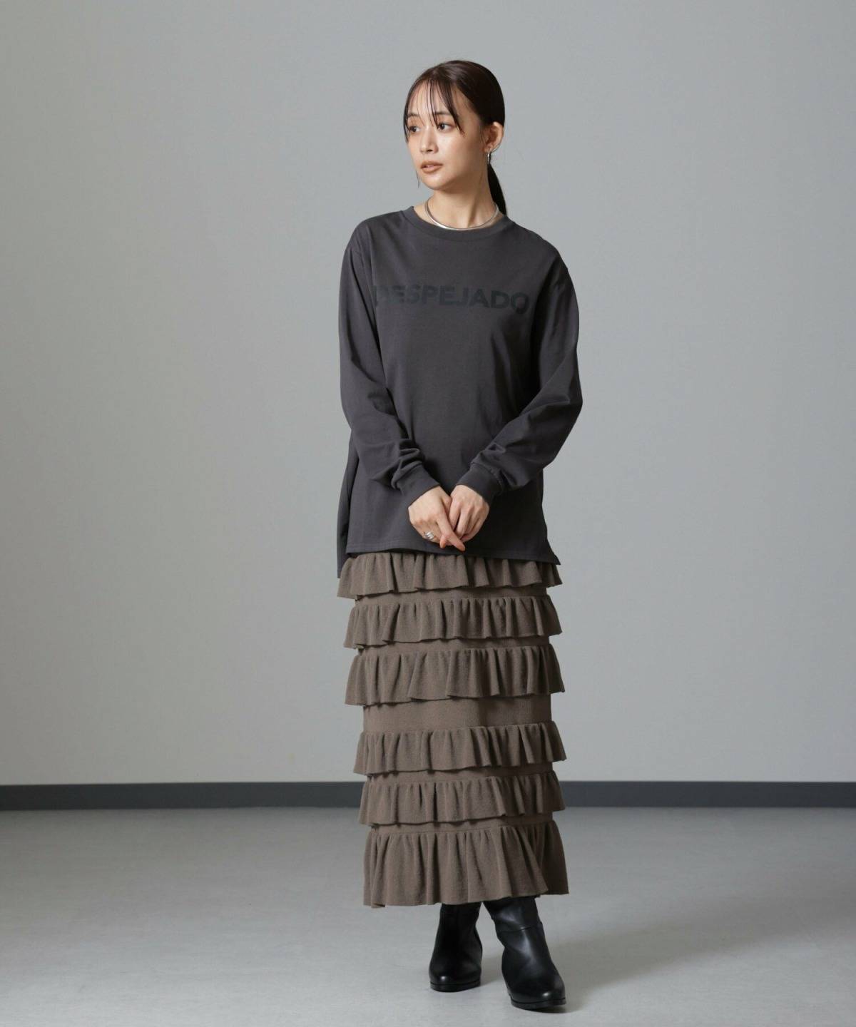 秋冬のカーキスカートコーデ