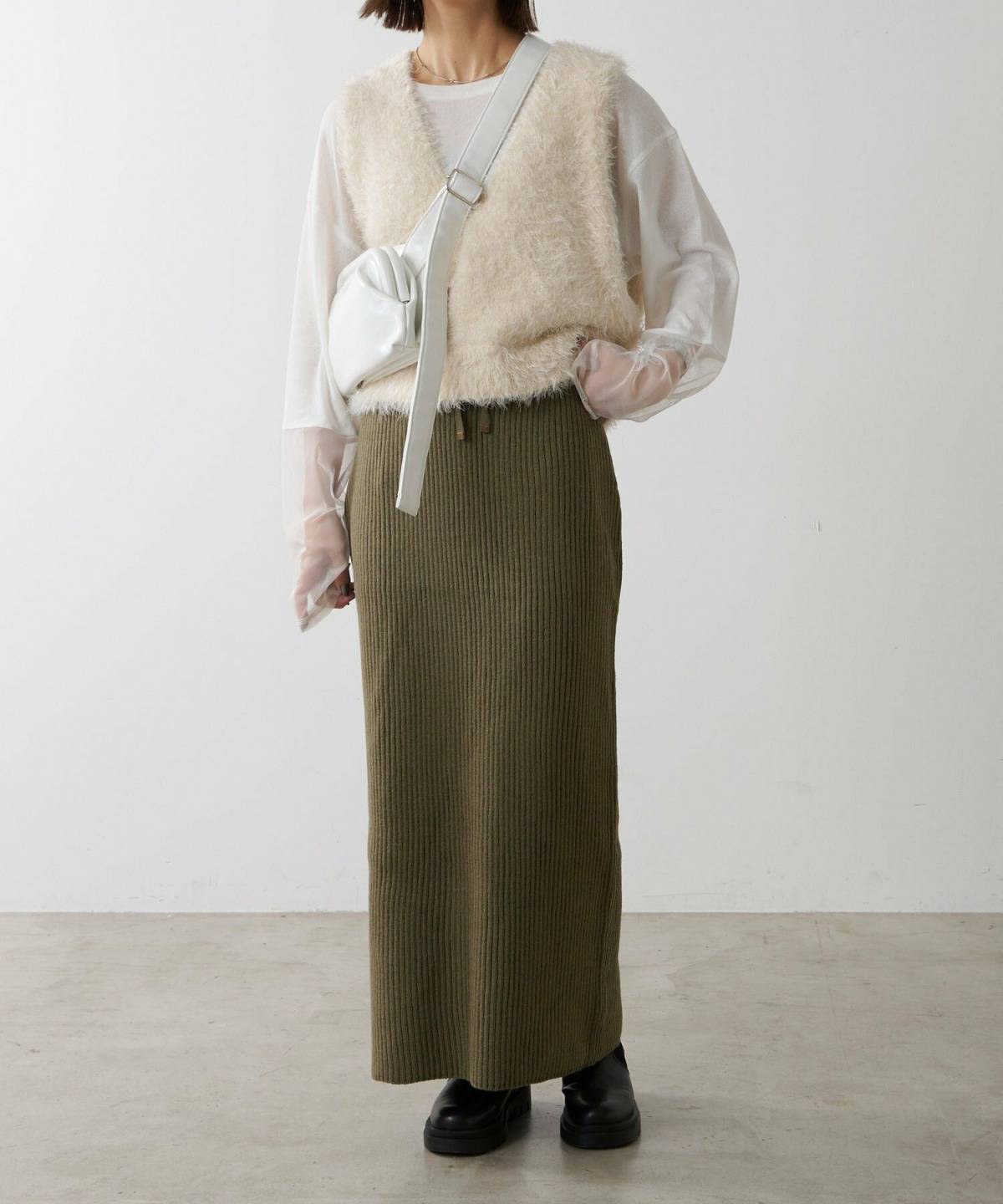 秋冬のカーキスカートコーデ