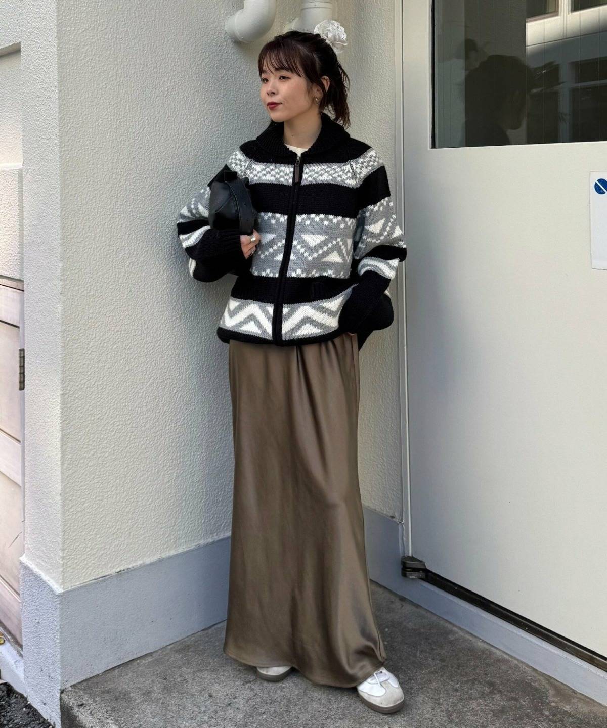 秋冬のカーキスカートコーデ