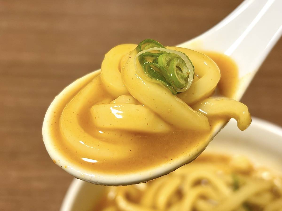 もっちりした太めのうどんで食べ応えあり！