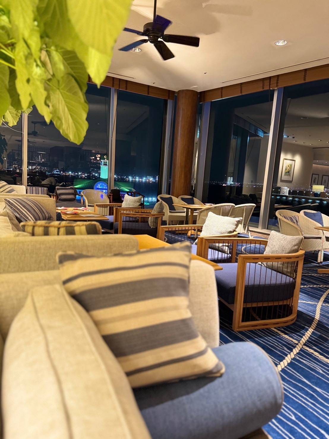 ラウンジ&バー「マリンブルー」