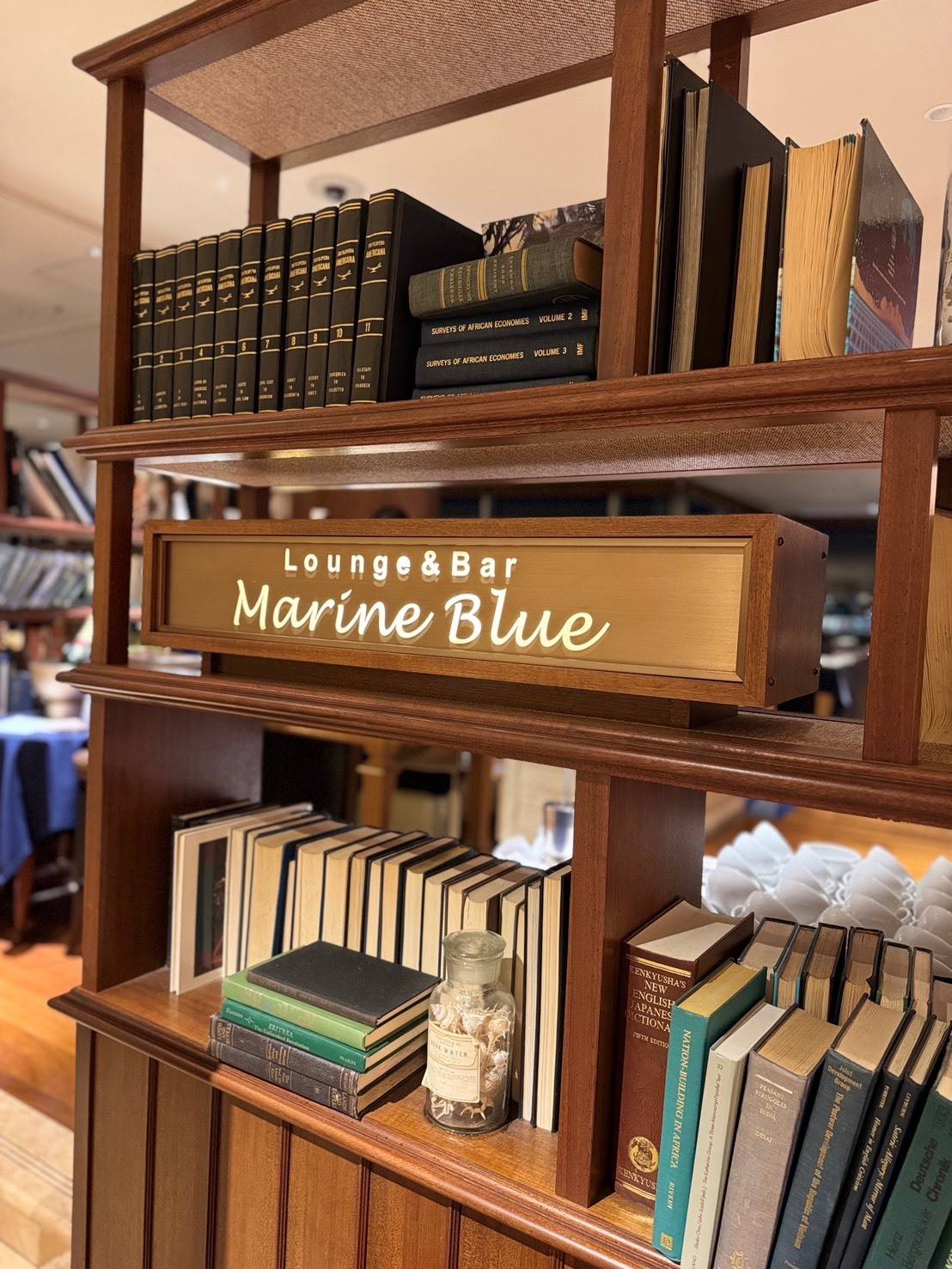 ラウンジ&バー「マリンブルー」