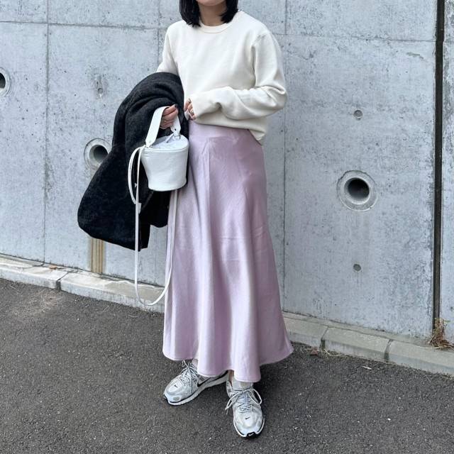 サテンスカートと合わせる♡