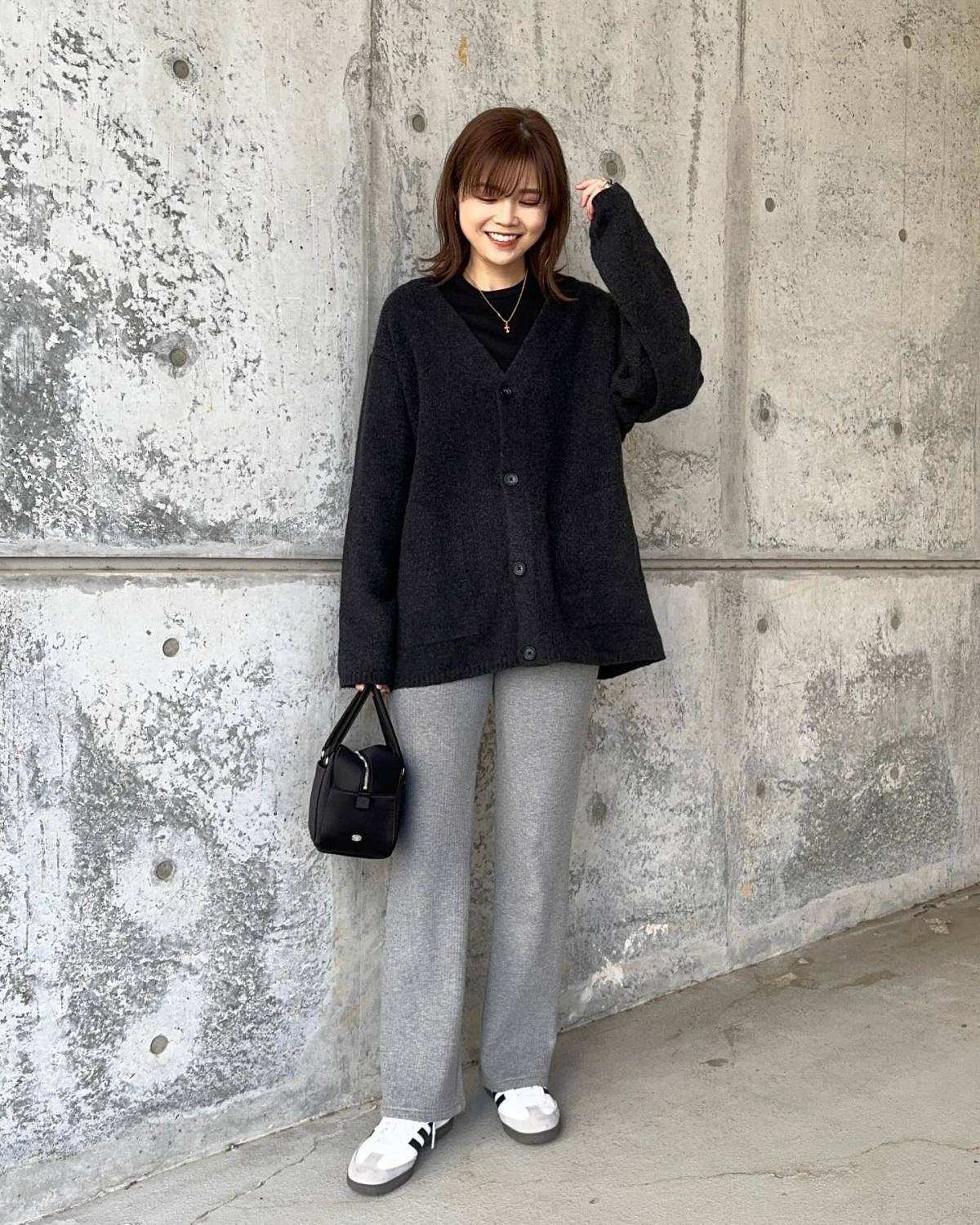 濃色コーデ×白スニーカー