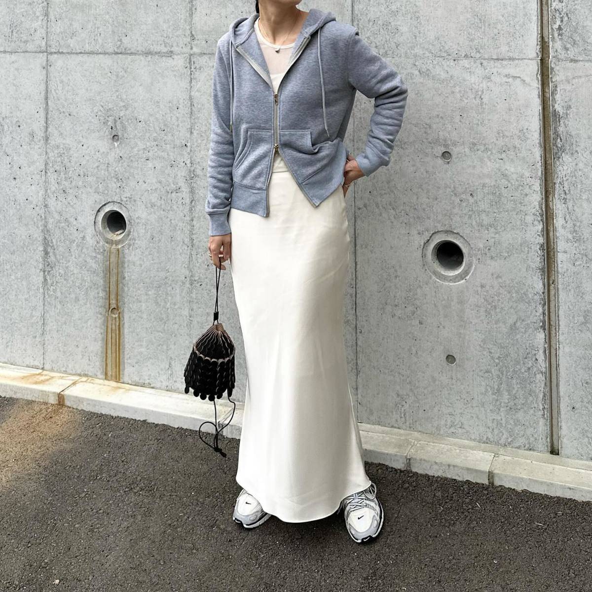 パーカー×サテンスカート