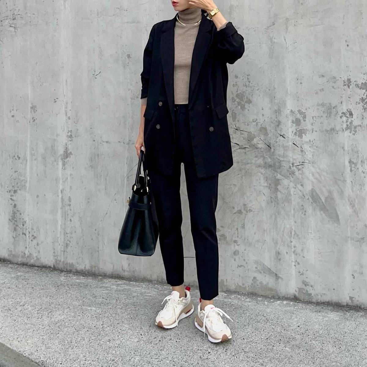 ブラックコーデ×ベージュのタートルネック