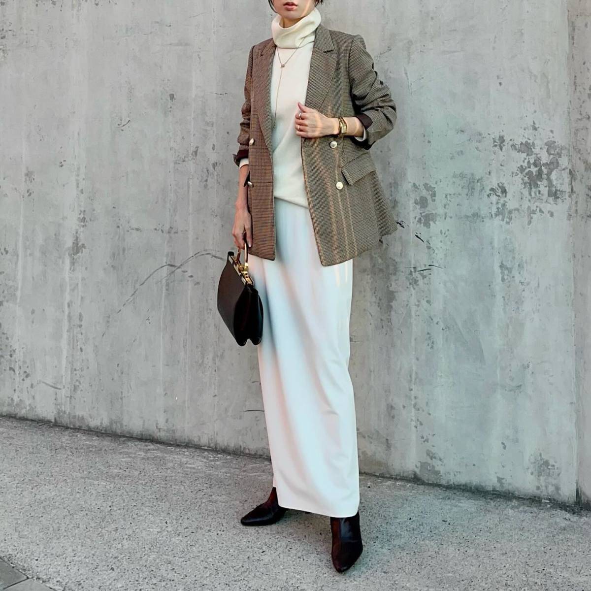 ホワイトコーデ×ベージュジャケット