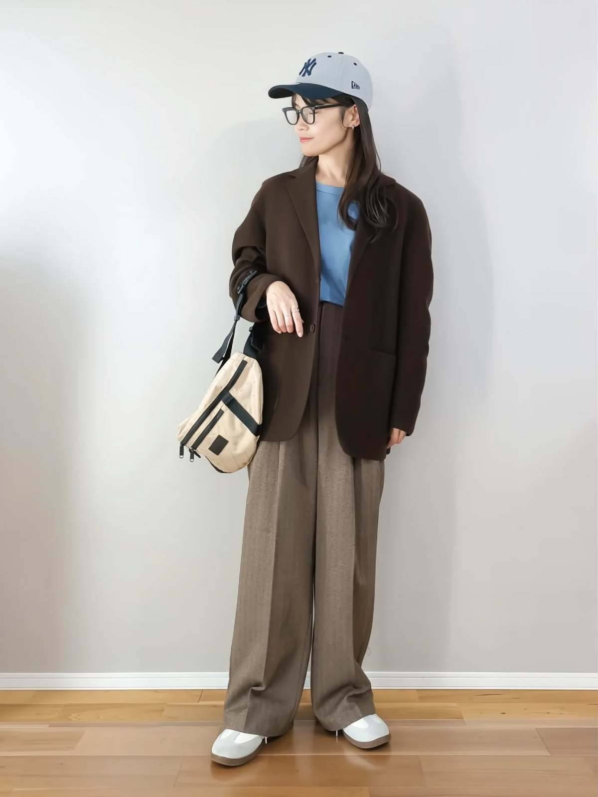 カラートップスをアクセントにする！