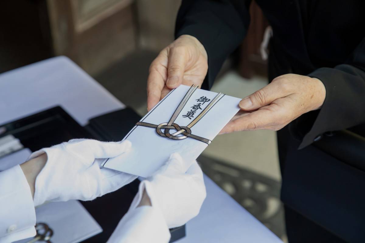 香典を渡す女性の手元