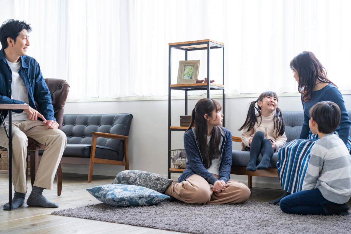 リビングでくつろぐ家族