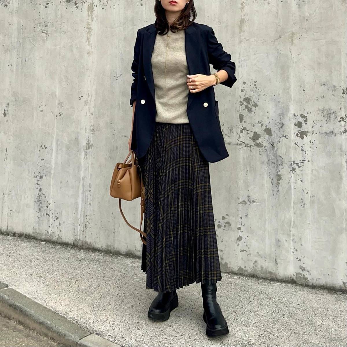 濃色コーデ×ベージュニット