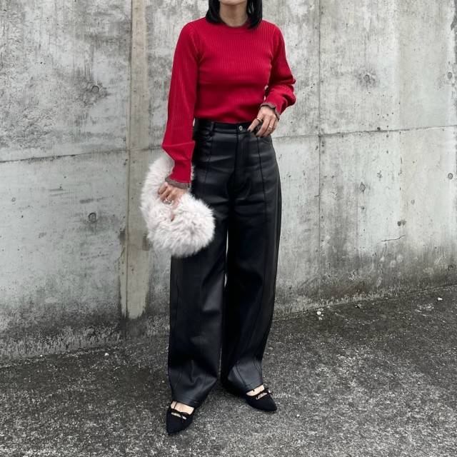 赤のニットとファー小物で季節感を演出♪