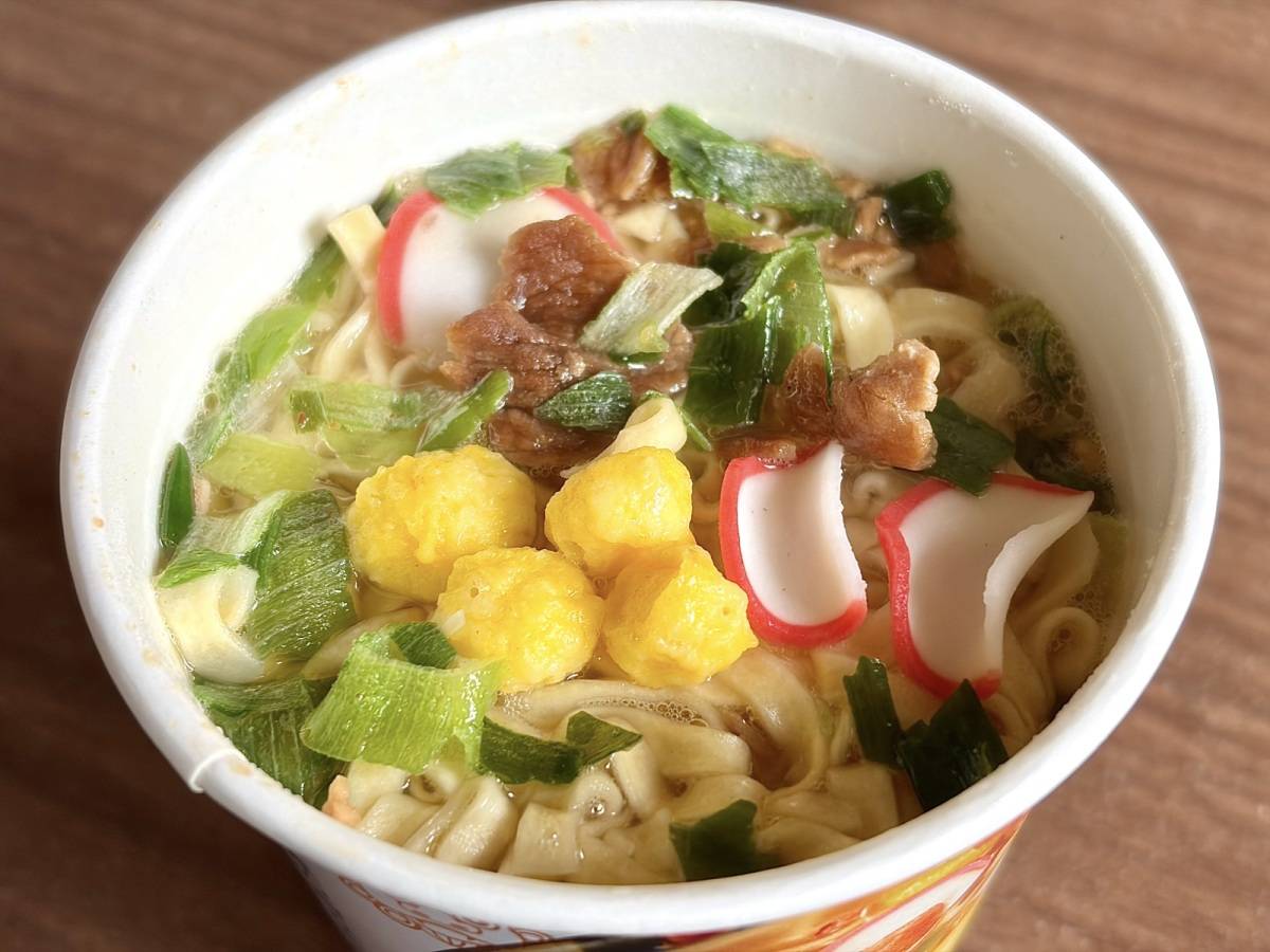 熱湯を注いで4分待つと完成！